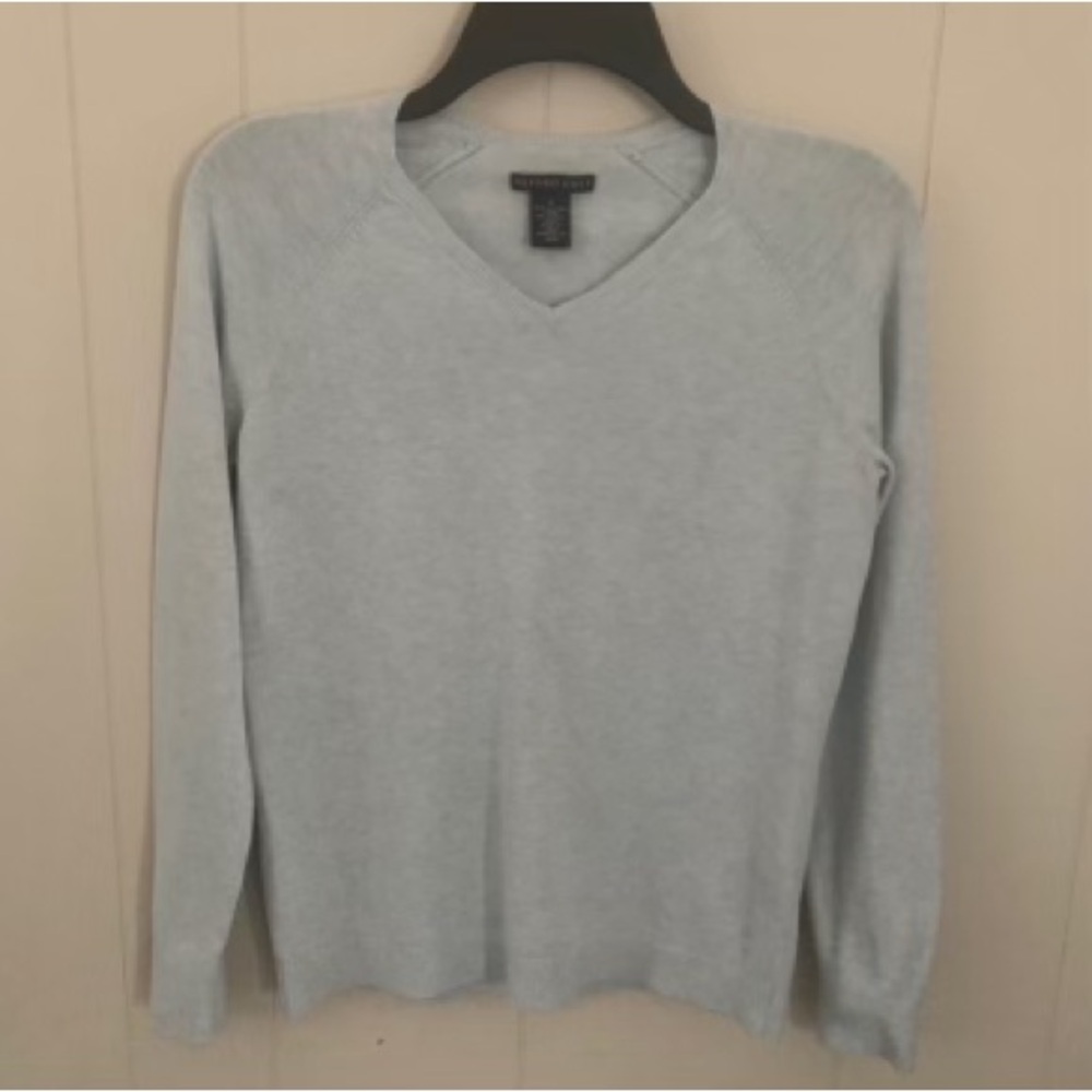 Excellent Preowned Oxford Golf V Neck Sweater Size S very cute. See all photos
